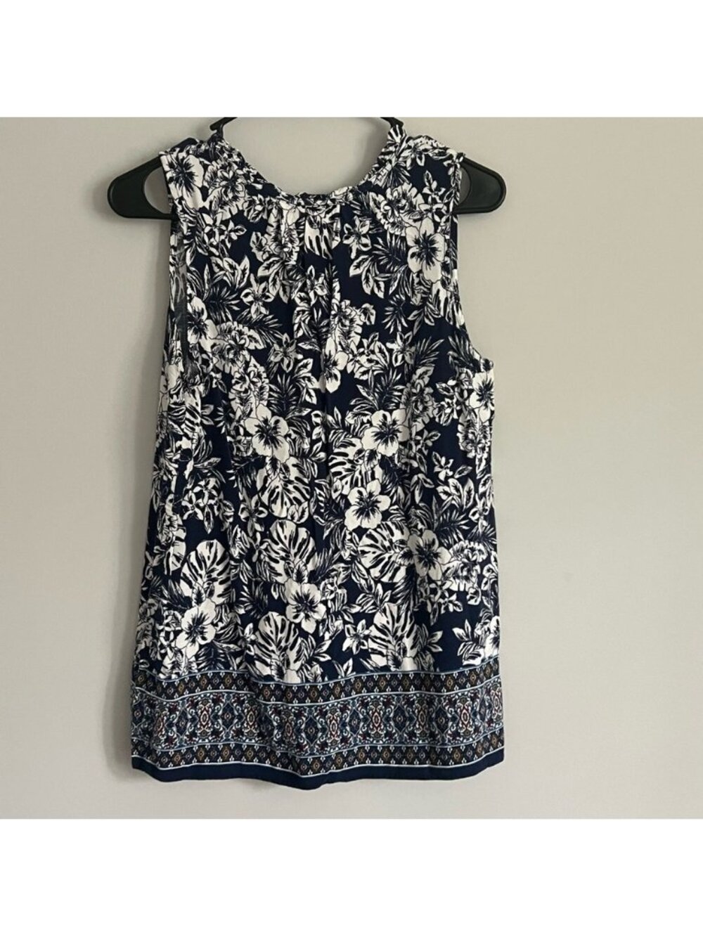 Navy Blue and White V Neck Sleeveless Top💛💙 - Picture 2 of 2
